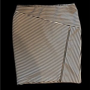 Beautiful black and white new Melanie Lyne skirt